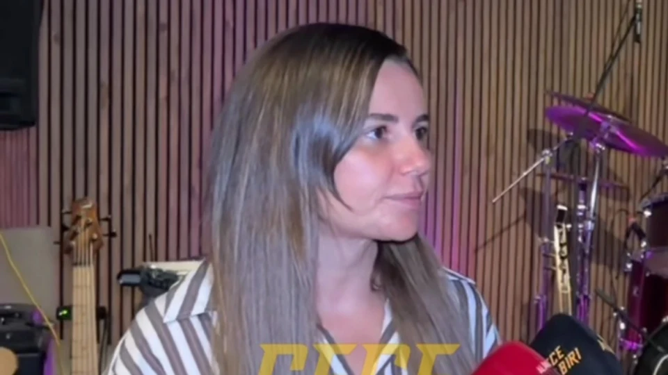 23 Ağustos’ta Vadistanbul Açıkhava Sahnesi’nde vereceği konserin son hazırlıklarını tamamlayan Merve Özbey, son provada Gece Muhabiri Samet Aday’la bir araya geldi