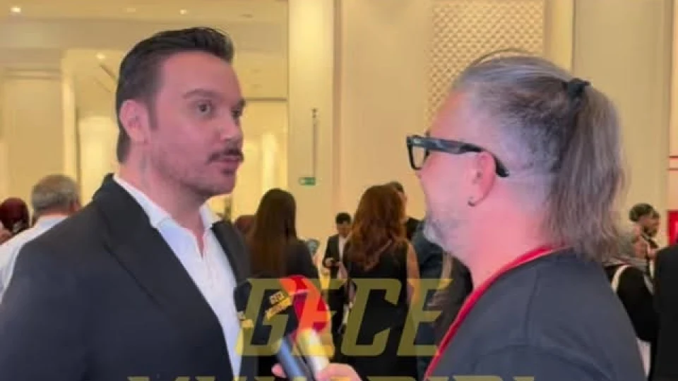 Aile ve Sosyal Politikalar Bakanlığı tarafından hayata geçirilen “İyilik Var” projesinin lansmanına katılan Sinan Akçıl, geçtiğimiz günlerde kendisini Murat Boz’a benzetilmesini ve