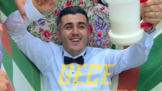 Muğla’nın Kavaklıdere ilçesi Çamlıbel Mahallesi’nde gelin alma sırasında damat Samet Şahin’e arkadaşlarından eğlenceli bir sürpriz geldi