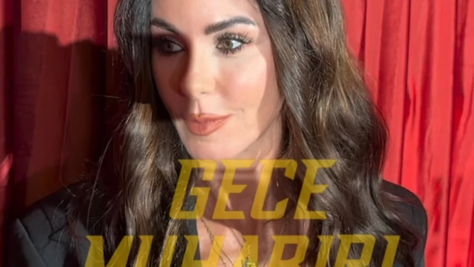 Katıldığı etkinlikte Gece Muhabiri Samet Aday’ın sorularını yanıtlayan Defne Samyeli, ekranlara dönüp dönmeyeceği sorusuna, “Oyuncu olarak dönmeyi düşünüyorum” yanıtını verdi
