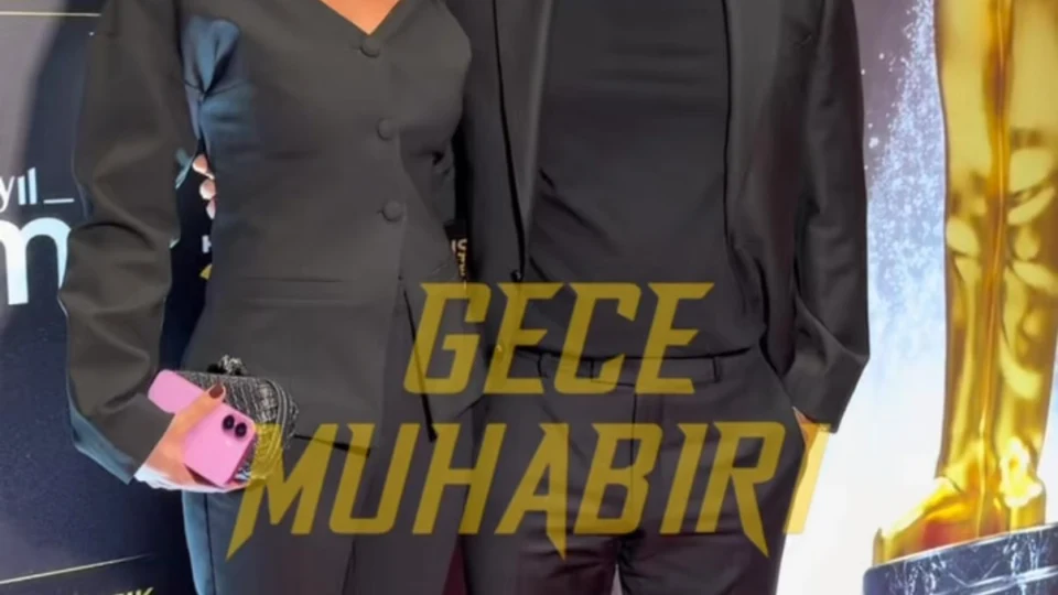 Mert Yazıcıoğlu, sevgilisi Zeynep Artukmaç ile birlikte Sadri Alışık Tiyatro ve Sinema Oyuncu Ödülleri’nde görüntülendi