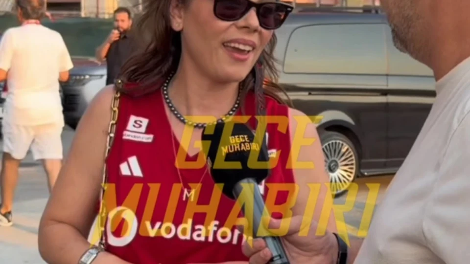Türkiye - İtalya final maçında Filenin Sultanları’nı yalnız bırakmayan Demet Evgar, Gece Muhabiri Samet Aday’a kısa bir röportaj verdi