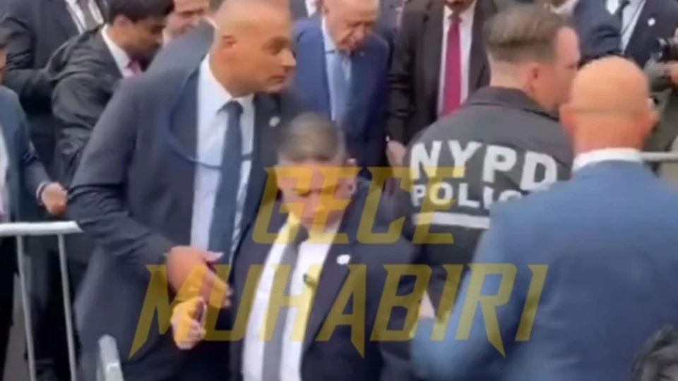 ABD’ye gelen Cumhurbaşkanı Erdoğan, kendisini karşılamak için Türkevi önüne gelen vatandaşlarla arasındaki bariyerleri kaldırttı: Kendisini bekleyen kalabalıktan “Reis ya