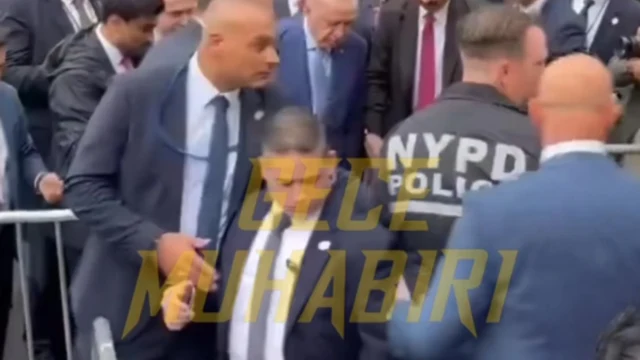 ABD’ye gelen Cumhurbaşkanı Erdoğan, kendisini karşılamak için Türkevi önüne gelen vatandaşlarla arasındaki bariyerleri kaldırttı: Kendisini bekleyen kalabalıktan “Reis ya