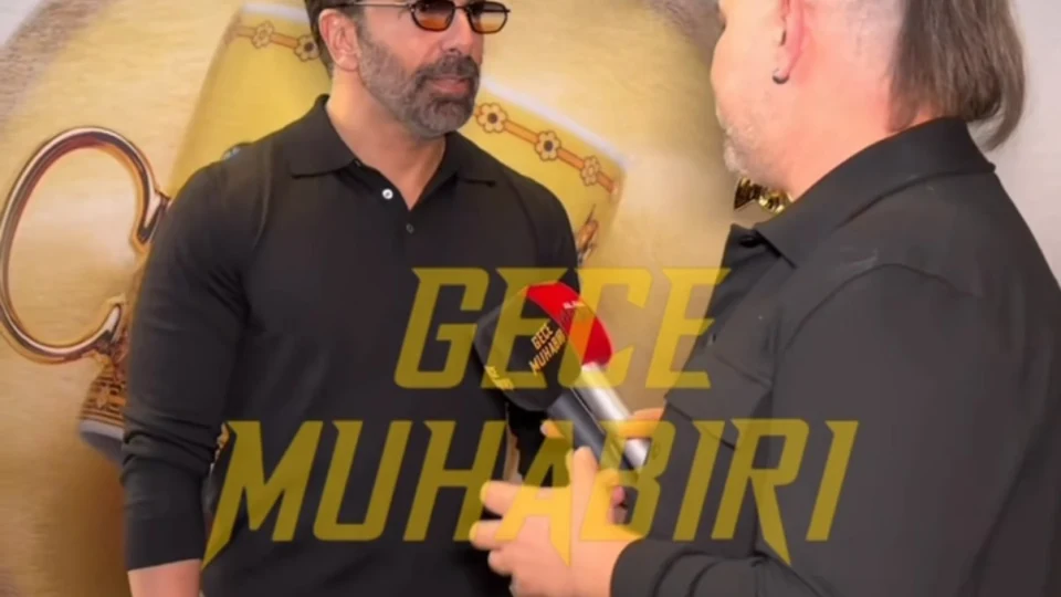 Katıldığı etkinlikte Gece Muhabiri Samet Aday’la bir araya gelen Cenk Torun, formunu ve fit görüntüsünün sırrını “ İlk insan gibi beslenmek” olarak nitelendirdi