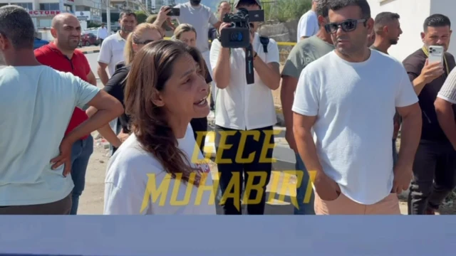 Girne Turizm Limanı önünde kayıp aile üyelerini bekleyen vatandaşlar, kendilerine yeterli açıklama yapılmamasına tepki gösterdi