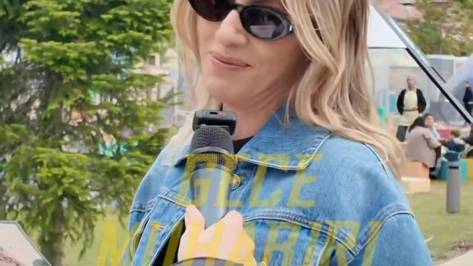 Ünlü oyuncu Sinem Kobal, Rami Kütüphanesi’nde devam eden AileFest’i ziyaret etti