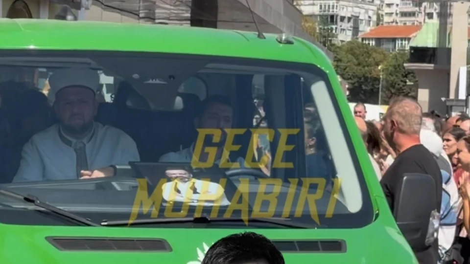 Muhsin Ertuğrul Sahnesi’nde düzenlenen törenin ardından son yolculuğuna uğurlanmak üzere Ankara’ya doğru yola çıkan Serhat Kılıç’ı sevenleri yalnız bırakmazken, cenaze aracına bine
