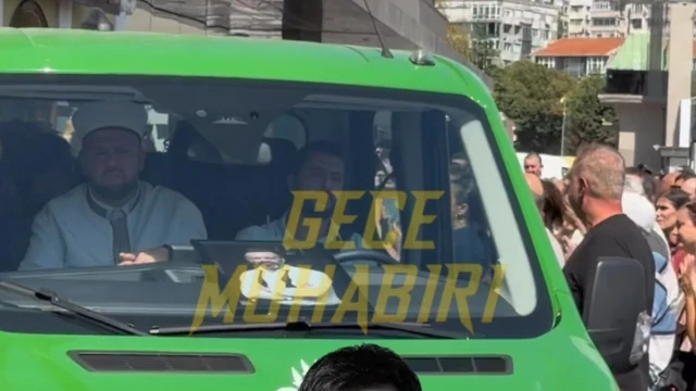 Muhsin Ertuğrul Sahnesi’nde düzenlenen törenin ardından son yolculuğuna uğurlanmak üzere Ankara’ya doğru yola çıkan Serhat Kılıç’ı sevenleri yalnız bırakmazken, cenaze aracına bine