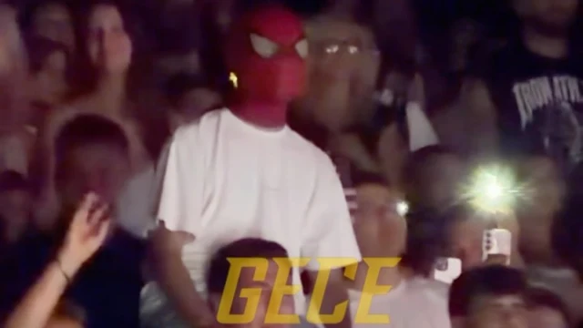 Ayvalık Amfi Tiyatro’da konser veren Lvbel C5’in konserini izlemeye gelenler arasında Spiderman’da yer aldı
