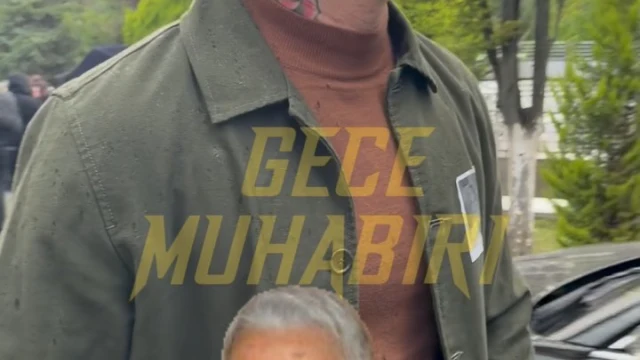 Gökhan Özoğuz, Mehmet Aslan, Bengisu Apak, Aras Bulut İynemli, Engin Öztürk ve Can Bonomo anne acısıyla sarsılan yakın arkadaşları Önder Öztarhan’ı cenaze töreninde yalnız bırakmad