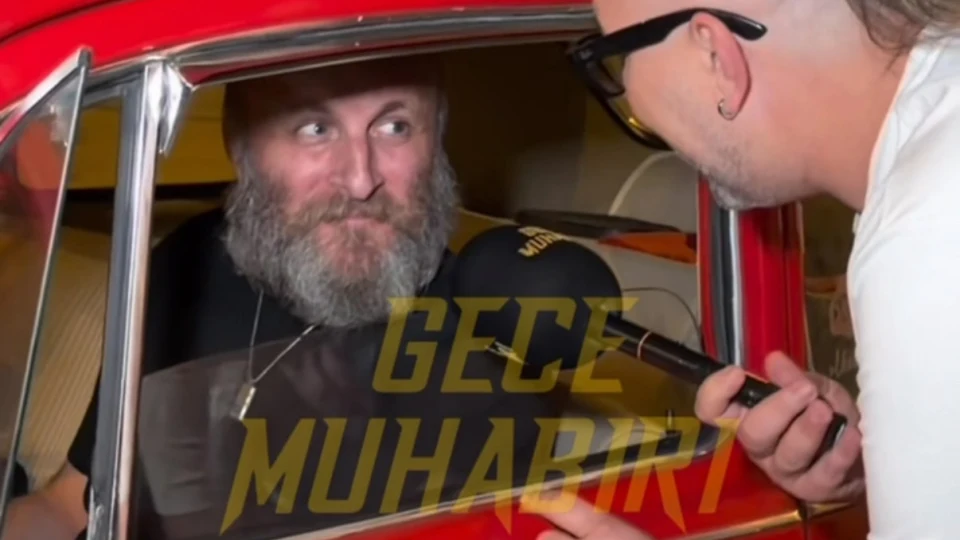 Gece Muhabiri Samet Aday’ın yepyeni formatı “Kaplumbağa’nın Seyir Defteri”nin test sürüşü için direksiyon başına geçen Çetin Altay, “Araban çok güzel, ne iş yapıyorsun?” sorusuna “