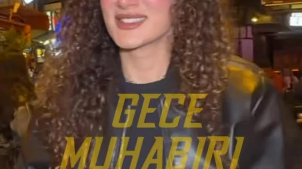 Bu akşam bir etkinlikte Gece Muhabiri Samet Aday’la bir araya gelen Mela Bedel, Teoman’ın başlattığı ve Simge’nin de dahil olduğu “sahnede yatma” akımı hakkında konuştu