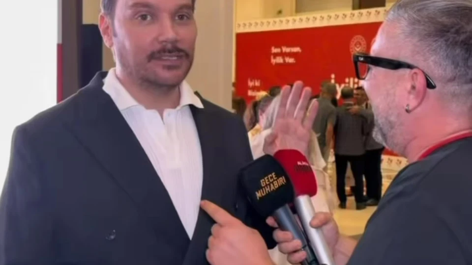Bu akşam İstanbul’da bir mekanda sahne alan Hüsnü Şenlendirici, yazın sıcaklarla Bülent Ersoy yelpazesi ile baş ettiğini söyledi