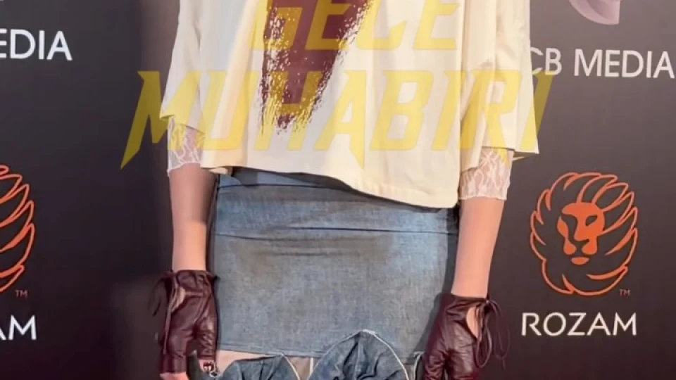 ‘Soy’ filminin başrol oyuncusu Farah Zeynep Abdullah, kırmızı halıda basın mensuplarıyla şakalaştı