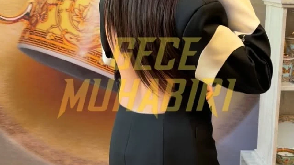 Ecem Öz bu akşam katıldığı bir davette tarzı ve güzelliğiyle dikkat çekti