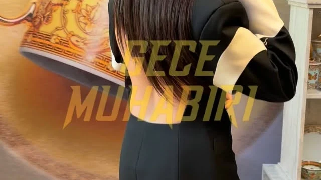 Ecem Öz bu akşam katıldığı bir davette tarzı ve güzelliğiyle dikkat çekti