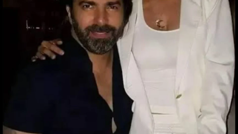 24 yıllık eşi Nevin Torun ile boşanma davası hala devam eden Cenk Torun, sürecin hala devam ettiğini ve her iki taraf içinde geri dönüşün ve tekrar bir birlikteliğin söz konusu olm