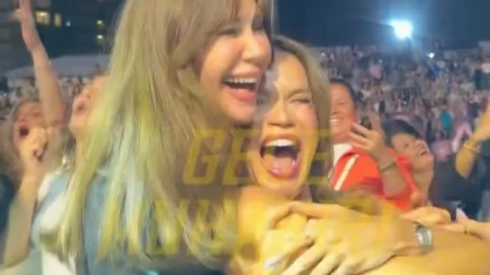 Ebru Şallı ve Demet Şener, Seda Sayan ve Tekir’in “Yıkamazlar” şarkısı eşliğinde doyasıya eğlendiler