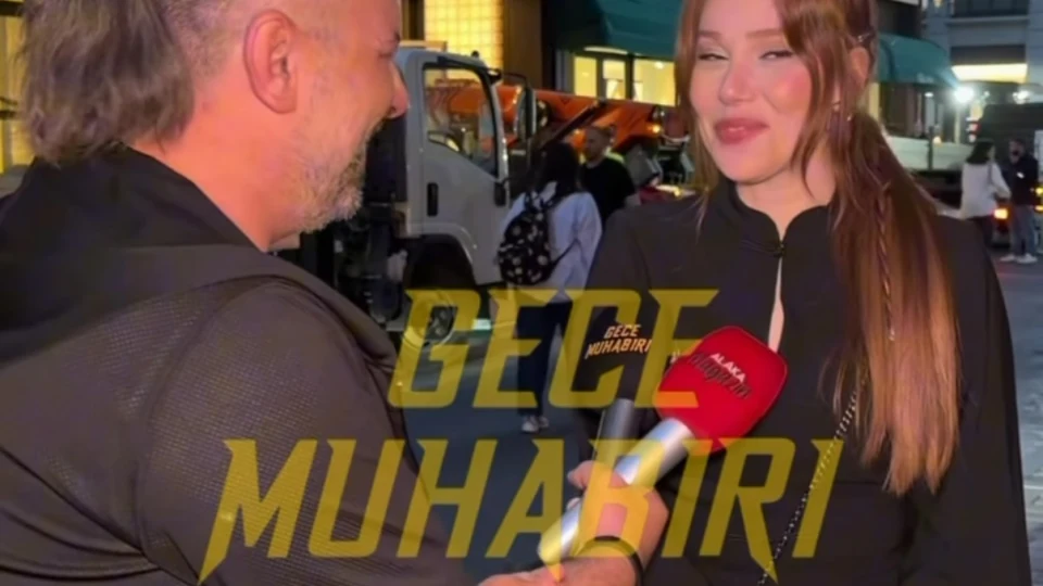“Seni Tanıyorum” dizisinin bu akşam gerçekleştirilen özel organizasyonundan önce Gece Muhabiri Samet Aday’ın sorularını yanıtlayan Elçin Sangu, Samet Aday’ın doğum gününü kutlarken