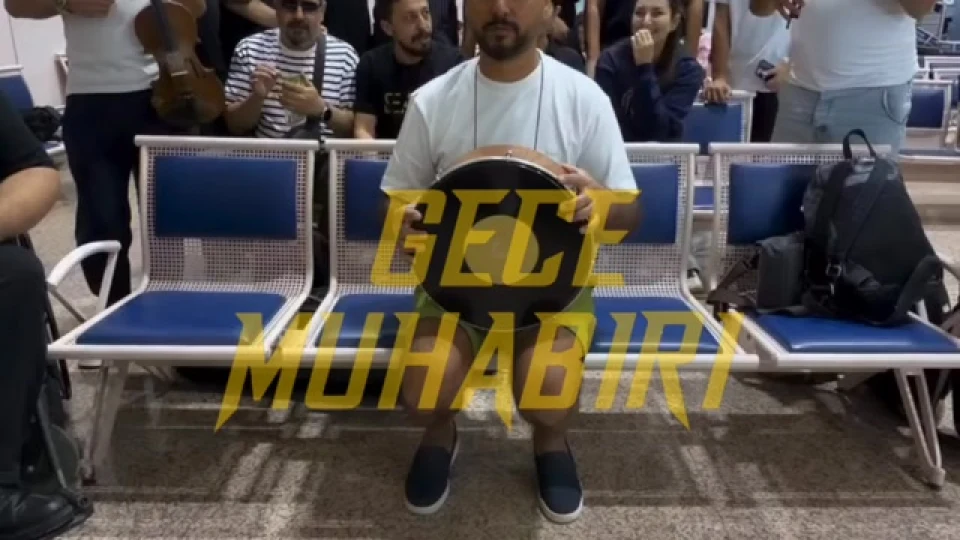 Alişan ve ekibi, havalimanında “Atla Gel Şaban” filmindeki “Şiki Şiki Baba” sahnesini canlandırarak yüzleri güldürdü