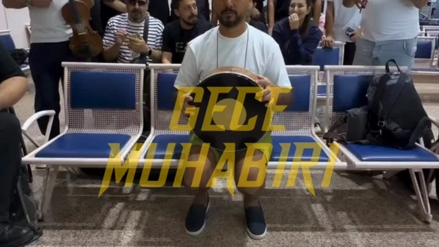 Alişan ve ekibi, havalimanında “Atla Gel Şaban” filmindeki “Şiki Şiki Baba” sahnesini canlandırarak yüzleri güldürdü