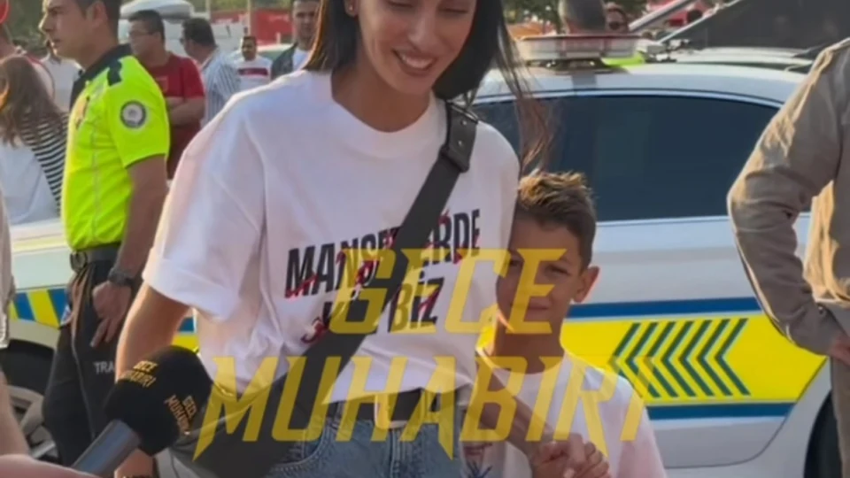 Filenin Sultanları’nın final müsabakasını izlemeye gelen Engin Hepileri’nin eşi Beyza Şekerci ve oğlu Can Hepileri Gece Muhabiri Samet Aday’a duygularını paylaştı