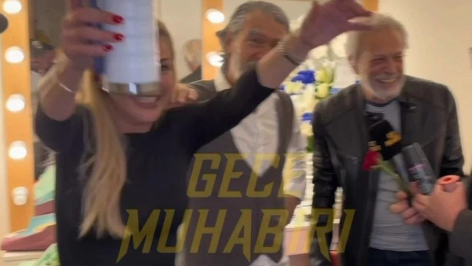 Edi ile Büdü oyununun prömiyerinin finalinde Musa Uzunlar, Serdar Deniz ve eski eşi Emine Ün’ü tebrik etmeye gelen Emre Kınay