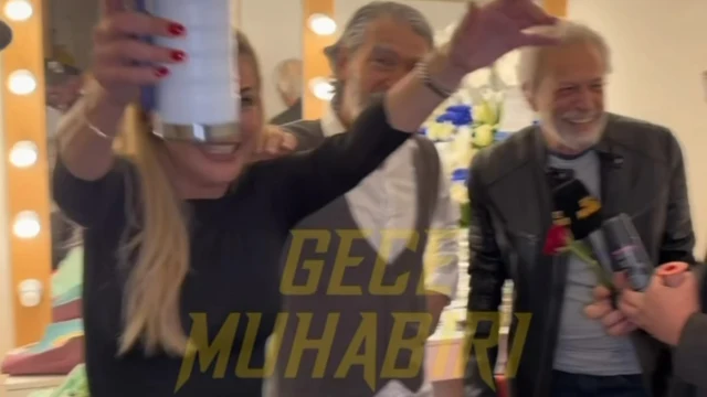 Edi ile Büdü oyununun prömiyerinin finalinde Musa Uzunlar, Serdar Deniz ve eski eşi Emine Ün’ü tebrik etmeye gelen Emre Kınay