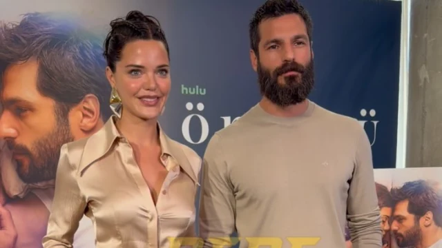Hilal Altınbilek ve Serkan Çayoğlu’lu “Öngörü” filmi galasında basın mensuplarına poz verdi