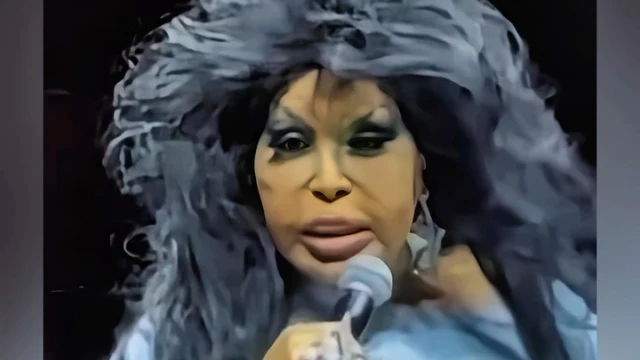 Bülent Ersoy’un bir saat gecikmeli başlayan Kuşadası konserinde sinirler gerildi, Diva kendisini bir saattir bekleyen seyircisinin sitemine okkalı fırça ile karşılık verdi