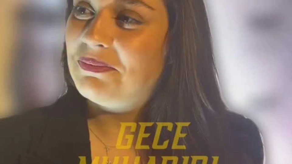 Aşkın Nur Yengi ve Haluk Bilginer’in kızları Nazlı Bilginer, annesinin Harbiye Açıkhava sahnesindeki konseri öncesi basın mensuplarının sorularını yanıtlarken, müzik mi yoksa oyunc