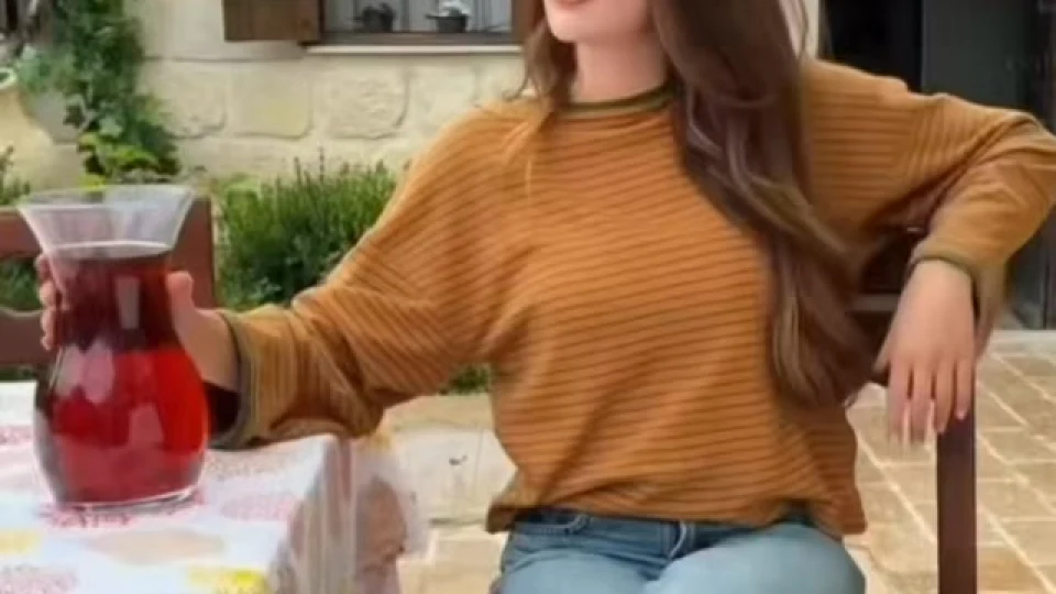 Güzel oyuncu Burcu Özberk yeni dizisinin setinden paylaştığı videoyla herkesi tebessüm ettirdi