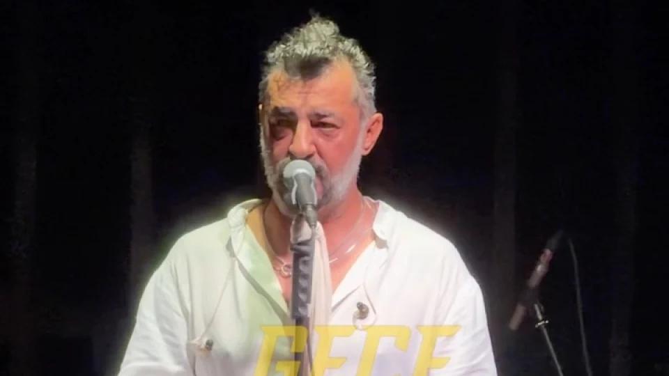 Yaklaşık altı buçuk ay önce yakın arkadaşı Kanbolat Görkem Aslan’ı kaybeden Celil Nalçakan, bu akşamki sahnesinde dostunu bir kez daha anarak onun için “Değmen Benim Gamlı Yaslı Gö