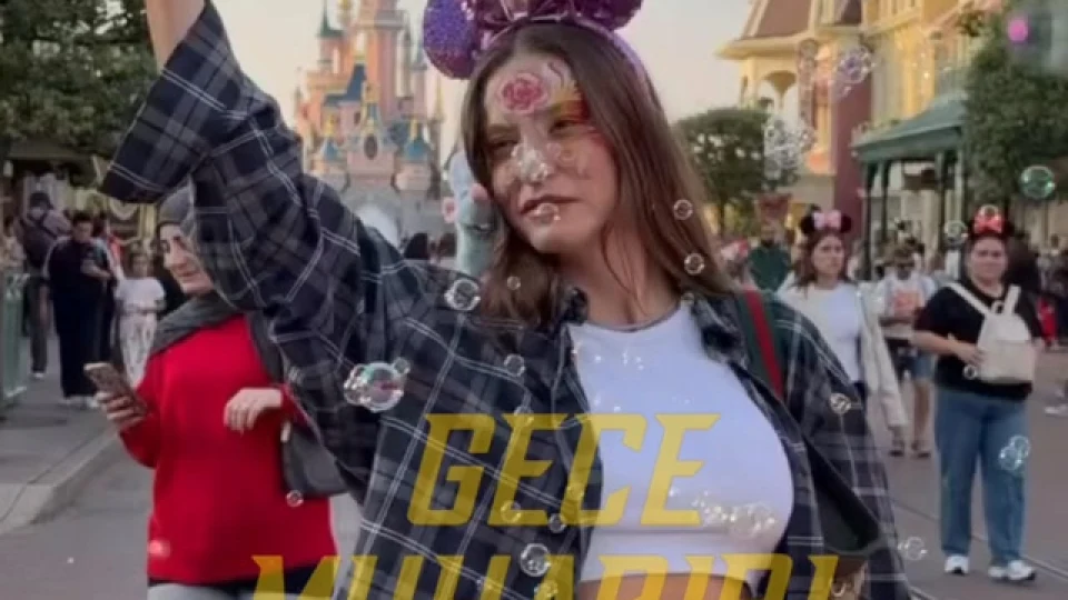 Serenay Sarıkaya Disneyland’ta on yüz bin milyon baloncuk patlatıp çocuklar gibi eğlendi