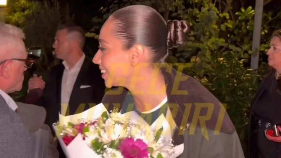 Soy fiminin galasından erkek arkadaşı ve annesi ile birlikte ayrılan Özge Özacar, “Çok erken uçağım var çok teşekkür ederim, daha sonra konuşalım.” Diyerek galaya gelen herkese teş
