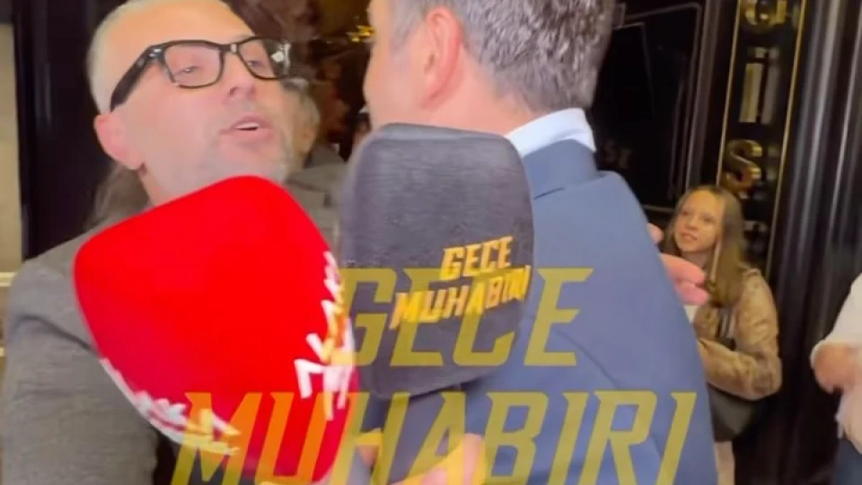 Bu akşam “Düş Payı” tiyatro oyunuyla seyirci karşısına çıkan Özge Özberk, Murat Akkoyunlu, Barış Yıldız ve Fatih Koyunoğlu, prömiyer sonunda Gece Muhabiri Samet Aday’la bir araya g