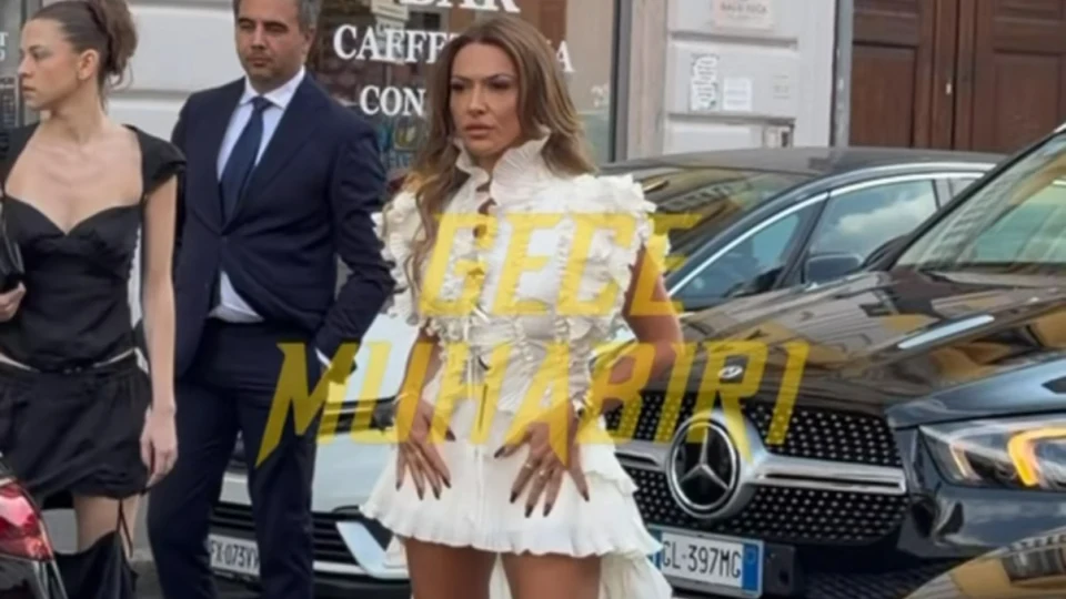 Hadise Milano Moda Haftası kapsamında Milano sokaklarında carwalk şov yaptı