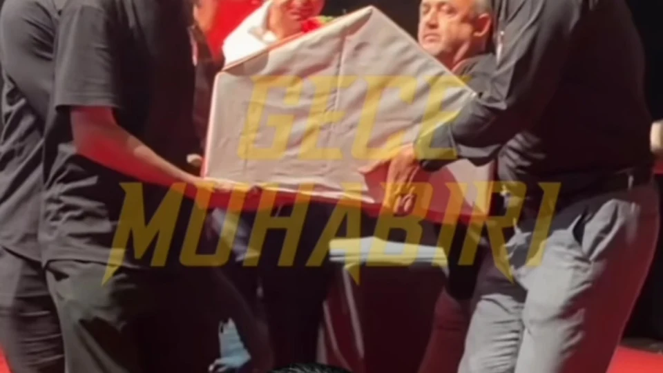 Vefatı ile herkesi derin bir yaşa boğan Serhat Mustafa Kılıç, Harbiye Muhsin Ertuğrul sahnesindeki anma töreninin ardından son yolculuğuna uğurlandı