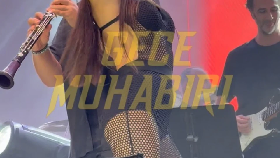 Vadiistanbul Açıkhava Sahnesi’nde konser veren Simge Sağın, “Taksi” şarkısında kendisini klarnetin ritmine bıraktı