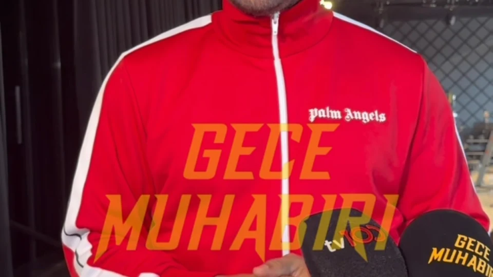 “Bir Pop Masalı” gösterisinin 6 Ekim’de Harbiye sahnesi için hazırlıklarını sürdüren Emre Altuğ, stüdyoda basın mensuplarının sorularını yanıtlayarak müzik piyasasına ilişkin değer