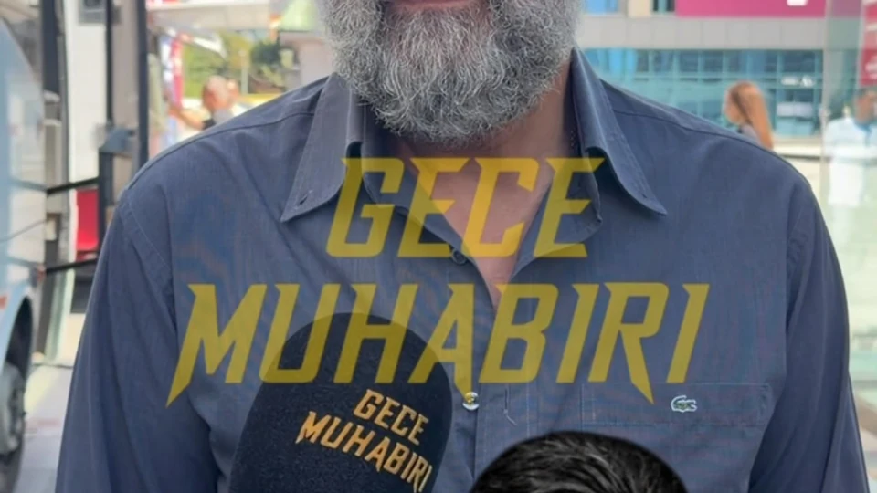Ertuğrul Postoğlu, eski rol arkadaşı Serhat Kılıç’ın Harbiye Muhsin Ertuğrul Sahnesi’nde düzenlenen cenaze törenine katılarak son yolculuğunda onu yalnız bırakmadı