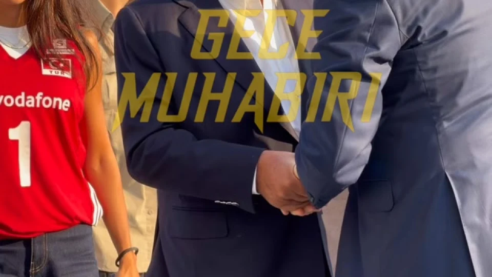 Filenin Sultanları’nı final müsabakasında yalnız bırakmayan eski İçişleri Bakanı Mehmet Ağar’ı, Voleybol Federasyon Başkanı Akif Üstündağ karşıladı