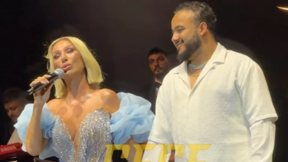 Seda Sayan bu akşamki konserinde sahnesinde ağırladığı Tekir ile tanışma hikayelerini anlatarak herkesi kahkahalara boğarken, aylardır binbir uğraşla ulaşmaya çalıştığı Tekir’e yar