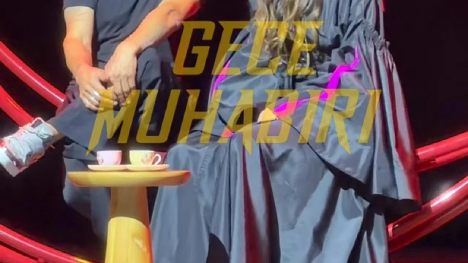 Aşkım Kapışmak’ın Harbiye sahnesindeki “Tek Hücreliler” gösterisine konuk olan İrem Helvacıoğlu, Kapışmak’la birlikte gösteri için hazırladıkları şarkıyı seslendirdiler