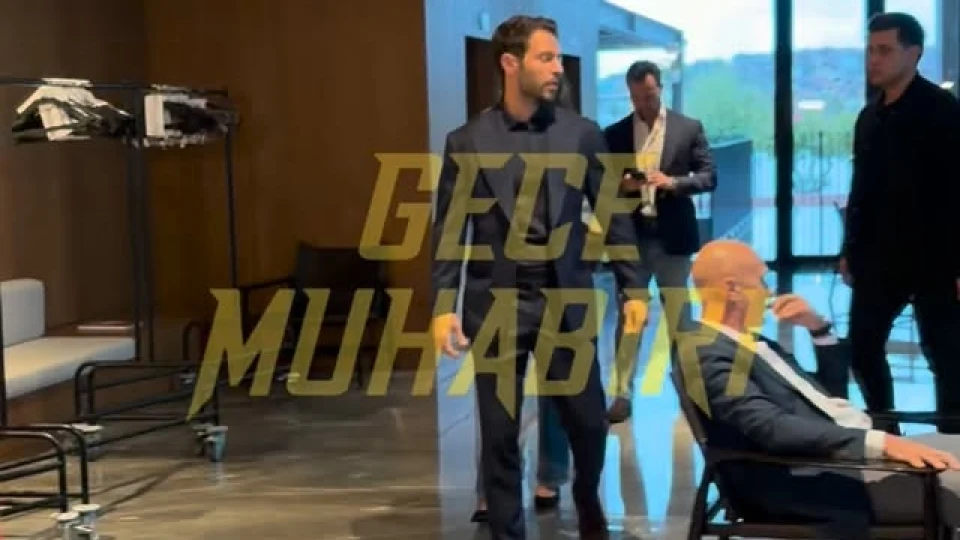 Hakan Sabancı, Sanat galerisinin açılışında tarzıyla dikkat çekti