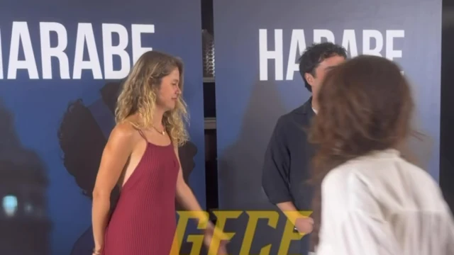Burcu Biricik ve Burak Dakak, gerçek olaylardan esinlenen “Harabe” adlı yeni sinema filminin gösteriminde birlikte poz verdi