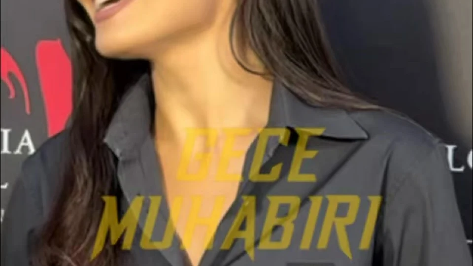 Havalimanında magazin muhabirleri ile sık sık köşe kapmaca oynayan Hande Erçel, marka yüzü olduğu Havalimanı yakınlarındaki bir Avm’nin açılışında basın mensuplarının sorularını ya