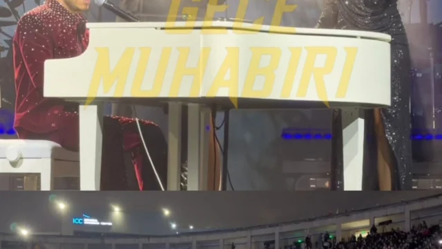 Harbiye Açık Hava’da sahne alan Buray, Beni Affet şarkısını piyanonun başına geçerek seslendirdi