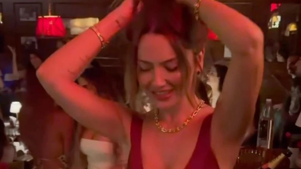 Hadise, müziğin ritmine kendini kaptırdığı anları sosyal medya hesabından paylaştı